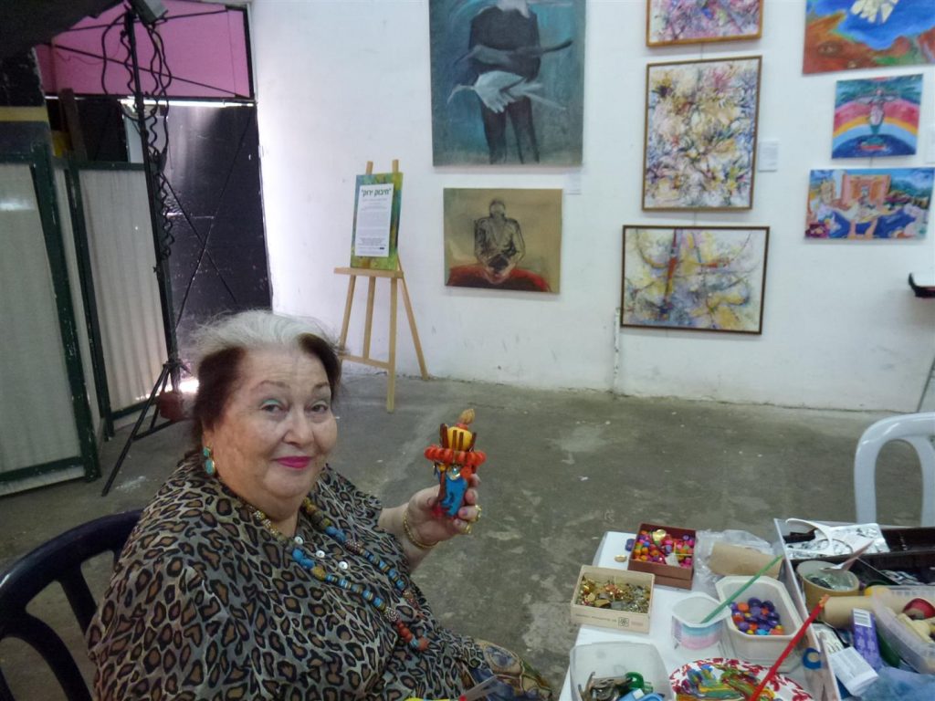 בתיה הנפלאה בכל גיל נהנת ליצור מחדש בתיה הנפלאה בכל גיל נהנת ליצור מחדש