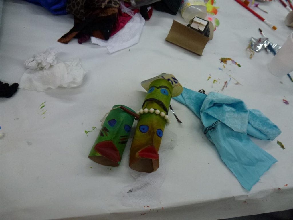 יצירות מגניבות בסדנת פרצופים מחומרים ממוחזרים יצירות מגניבות בסדנת פרצופים מחומרים ממוחזרים