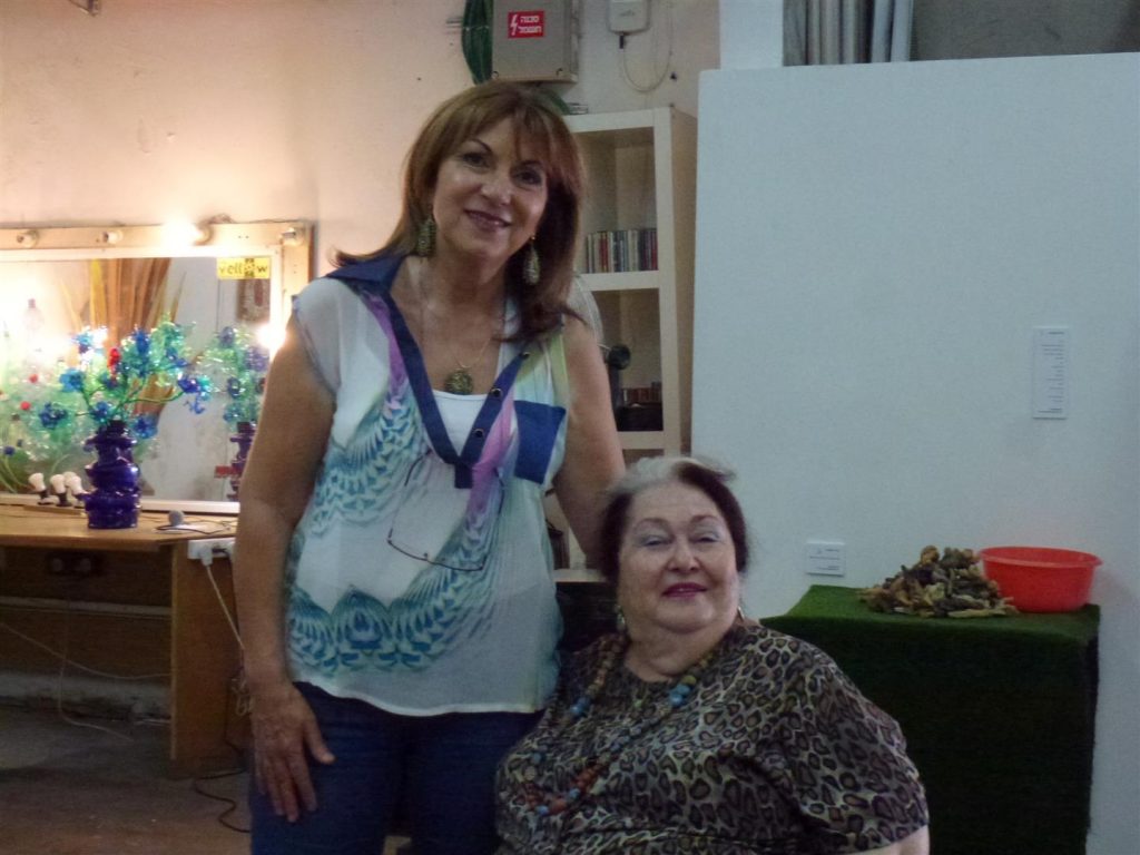 אני עם בתיה מורתי האהובה בסדנה בתערוכת חיבוק ירוק אני עם בתיה מורתי האהובה בסדנה בתערוכת חיבוק ירוק