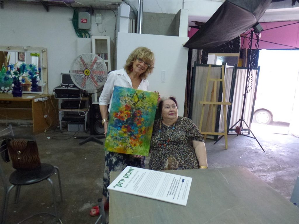 בתיה עם האוצרת רחל זיו בסיום תערוכת חיבוק ירוק בתיה עם האוצרת רחל זיו בסיום תערוכת חיבוק ירוק