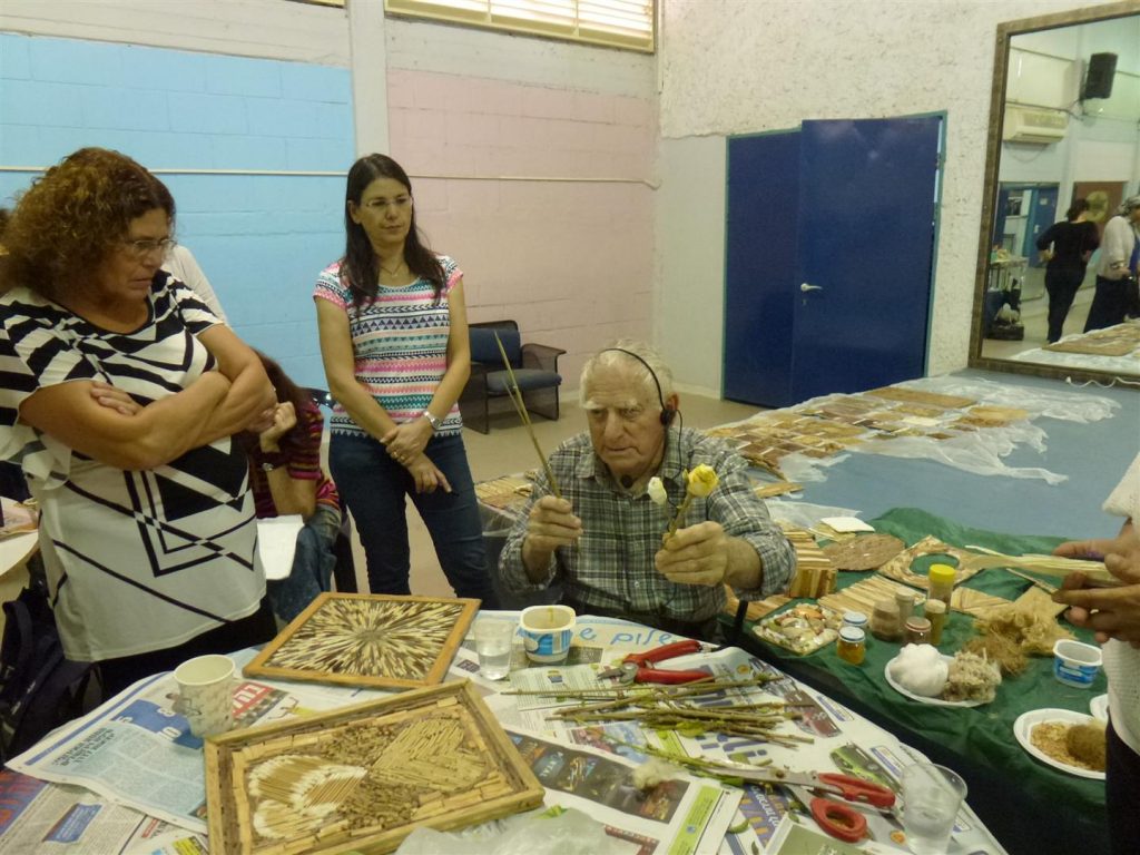 מלך מסביר לחברי הפורום על טכניקות העבודה עם חומרי הטבע