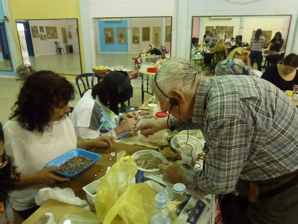 מלך מסביר לחברות כיצד יוצרים עיניים מאבנים בגדלים שונים