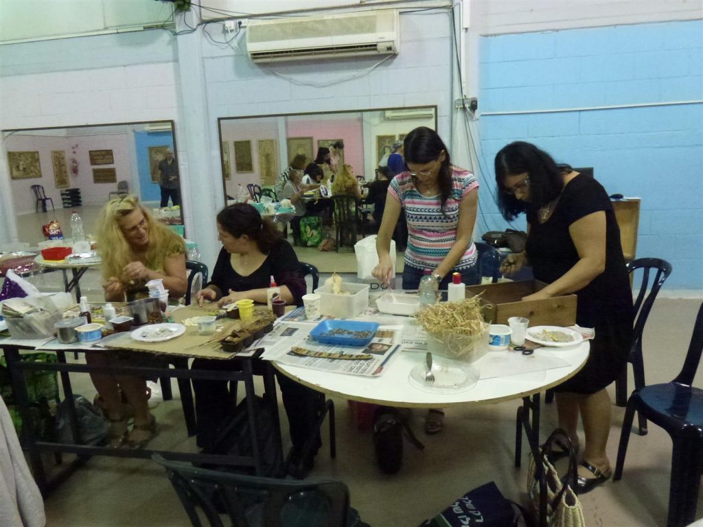 חברות הפורום נהנות מחדוות היצירה מן הטבע