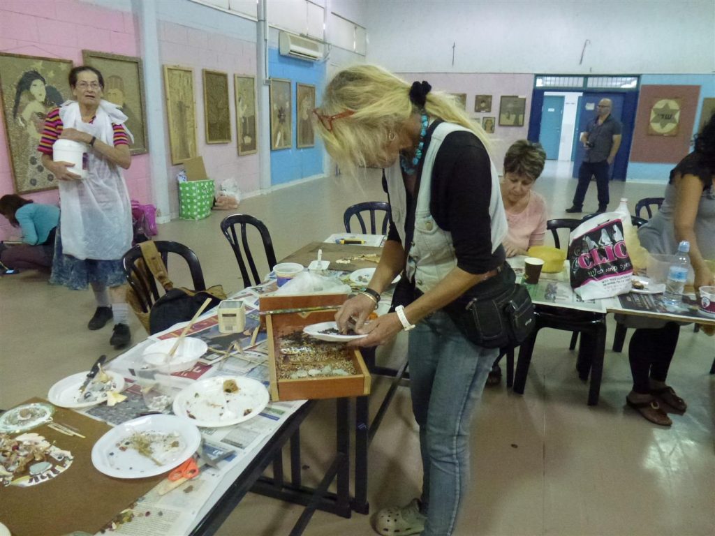 חברות הפורום נהנות מחדוות היצירה מן הטבע