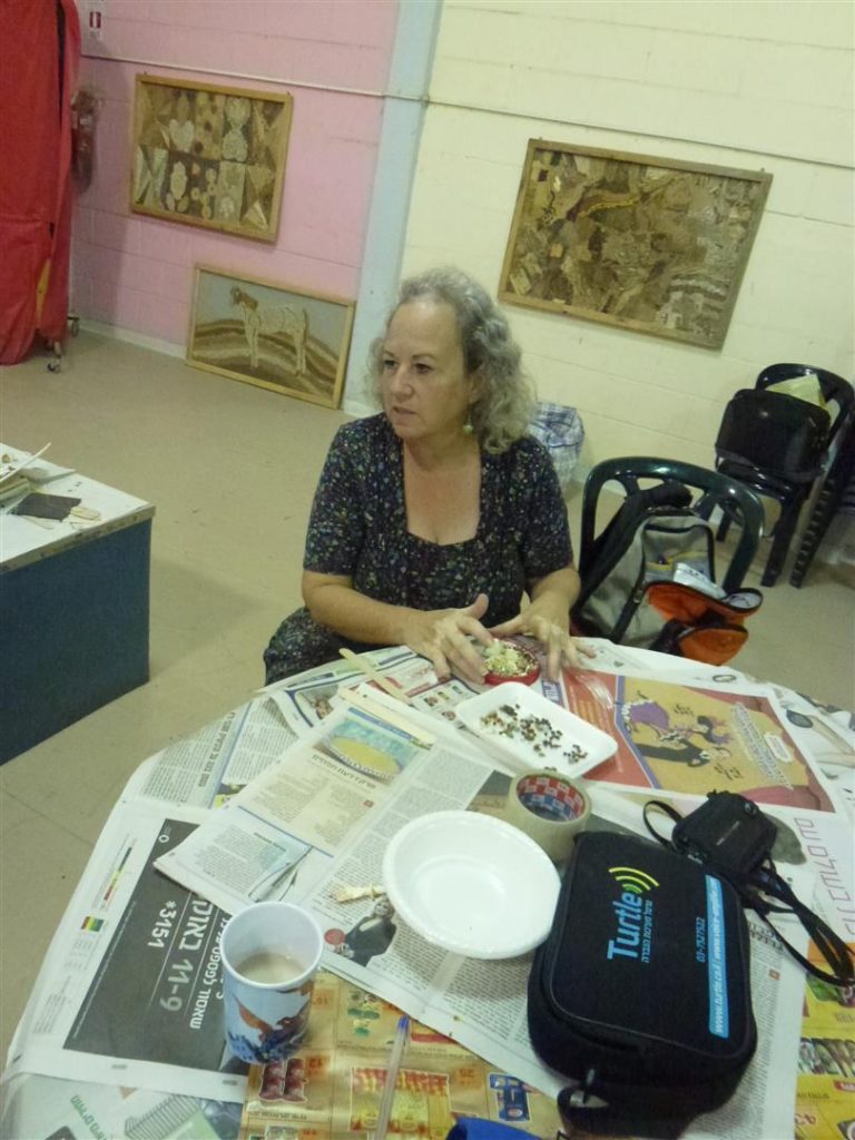 נירה גל נהנית מחדוות היצירה מחומרים מן הטבע