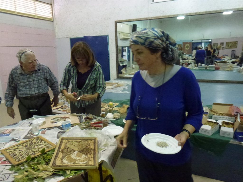 סיגל יוצרם עם חופן אבנים יצירה מהטבע