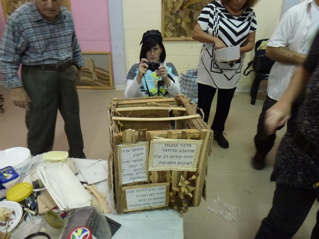 סוכה מחומרים מן הטבע של מלך שיצר עם תלמידיו