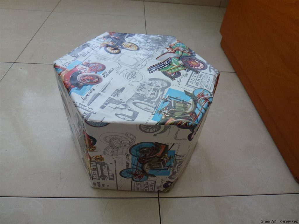 שרפרפים מקרטוני חלב מפוסלים כמשושה