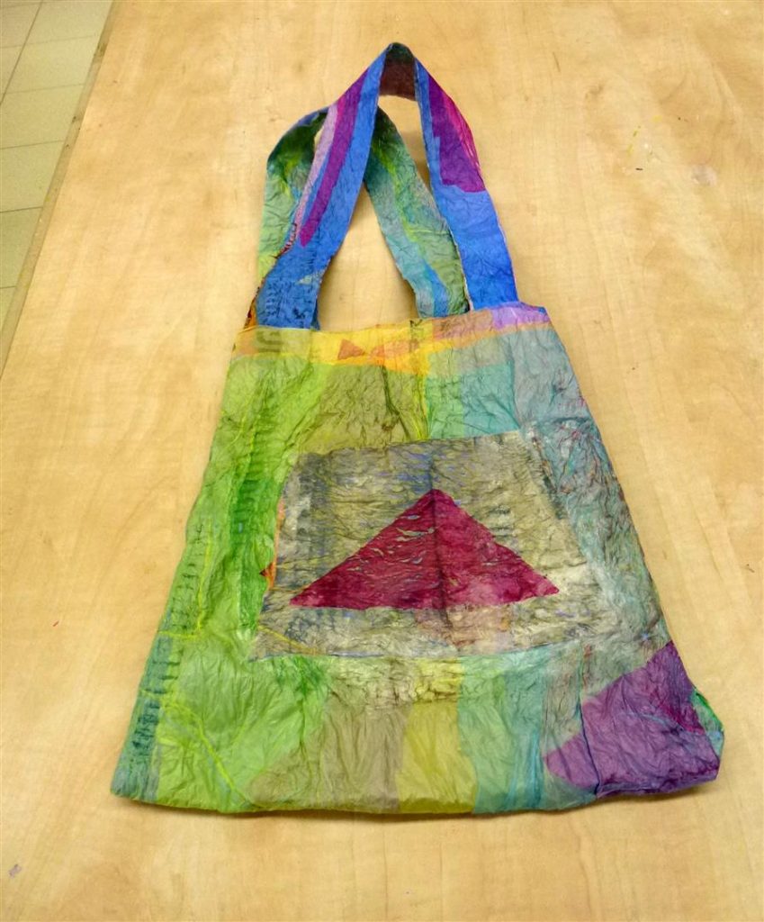 התיק שעיצבה רותי משקיות הניילון צבעוני ומקורי