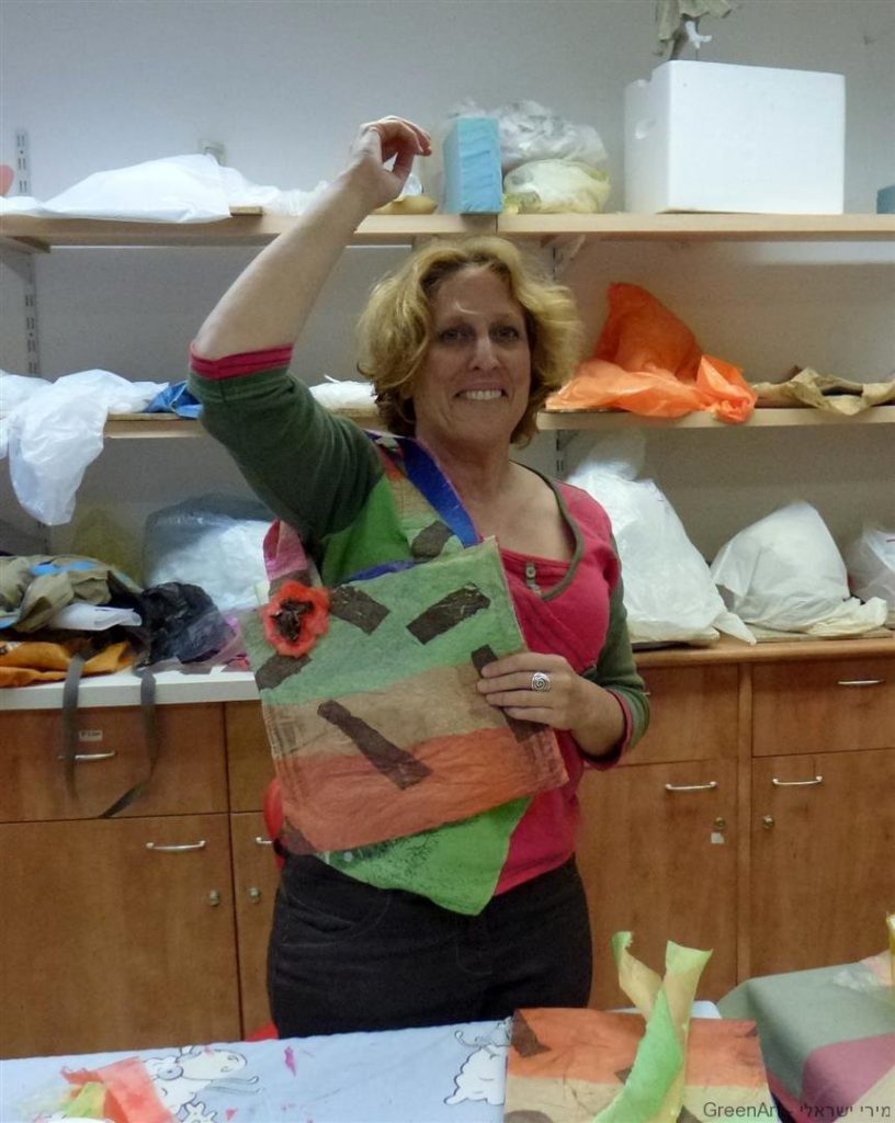 דפנה גאה להציג את התיק שעיצבה המתאים לחולצתה