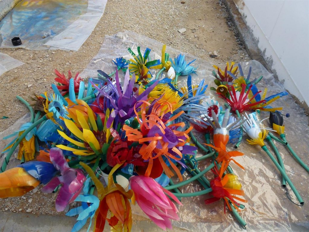 פרחים מרהיבים מבקבוקי פלסטיק ממוחזרים פרחים מרהיבים מבקבוקי פלסטיק ממוחזרים