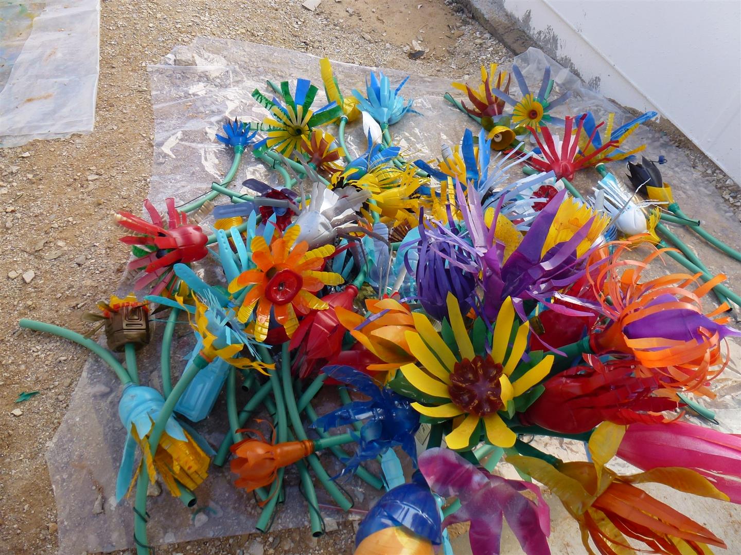 סדנאות לפיסול ועיצוב פרחים מבקבוקי פלסטיק מגוונים