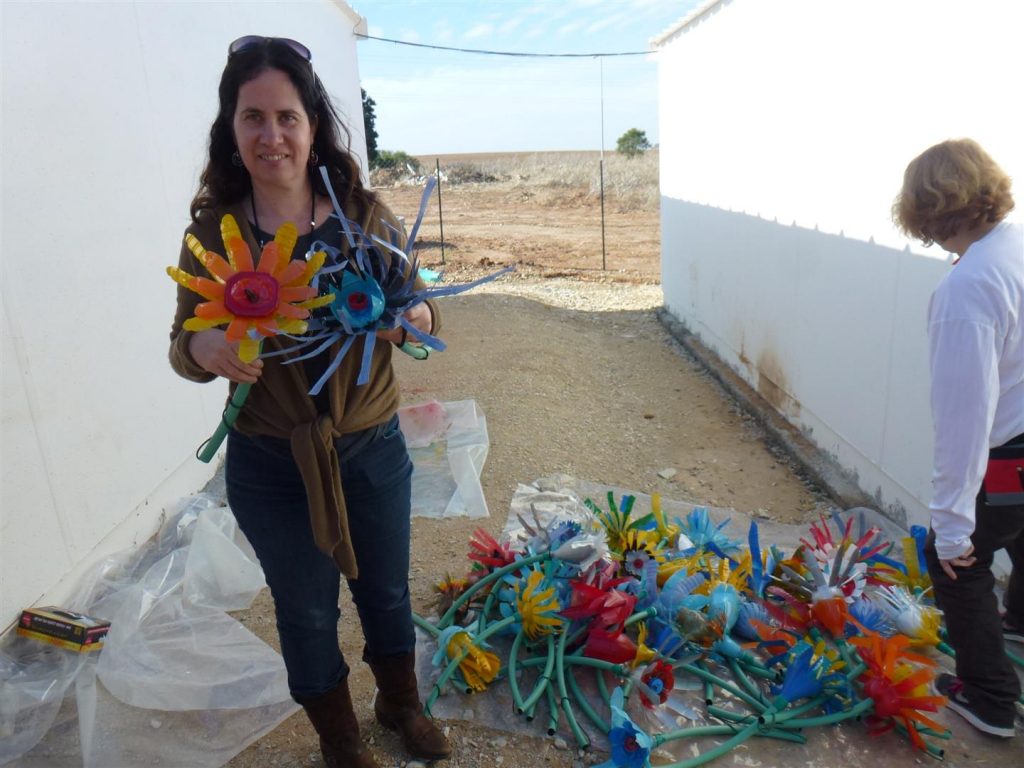 סדנאות לפיסול ועיצוב פרחים מבקבוקי פלסטיק מגוונים סדנאות לפיסול ועיצוב פרחים מבקבוקי פלסטיק מגוונים