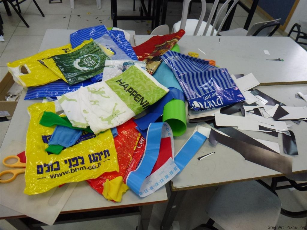 פסולת שקיות ניילון ומגנטים שיועדו לפח ועברו מהפך למיצב סביבתי
