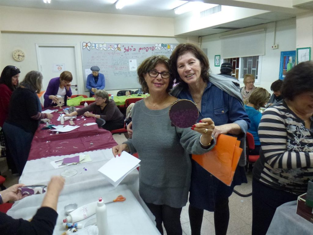 יפה ומתנדבת מעמותת ידיד לחינוך הנהנית מפרי יצירתה הירוקה יפה ומתנדבת מעמותת ידיד לחינוך הנהנית מפרי יצירתה הירוקה