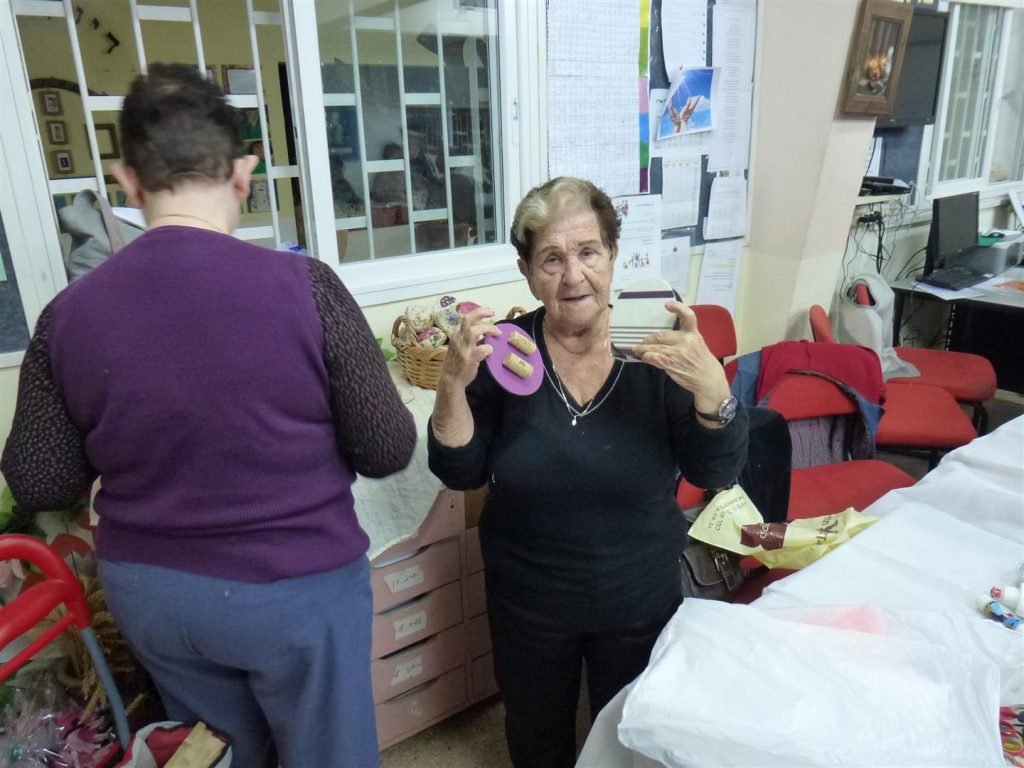 מתנדבת מעמותת ידיד לחינוך נהנית מפרי יצירתה הירוקה מתנדבת מעמותת ידיד לחינוך נהנית מפרי יצירתה הירוקה