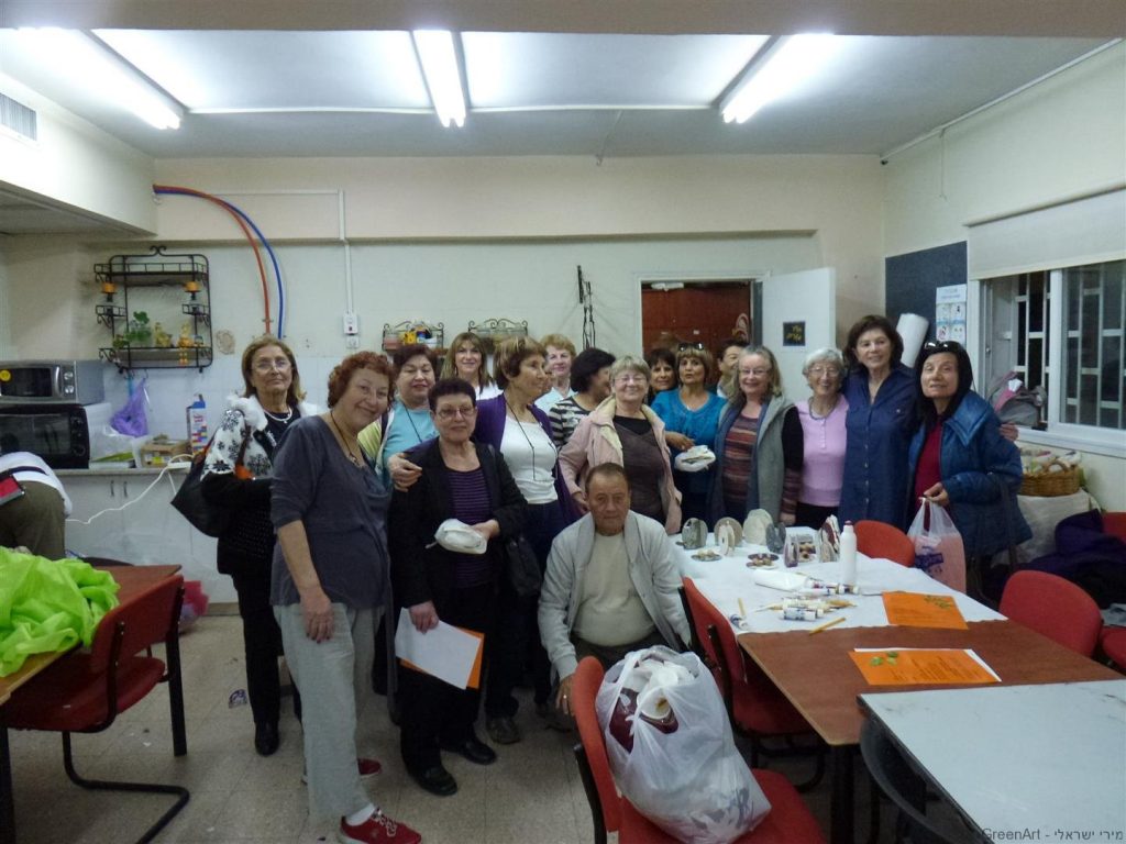 קבוצת מתנדבי ידיד לחינוך בסדנת יצירה ירוקה וחווייתית קבוצת מתנדבי ידיד לחינוך בסדנת יצירה ירוקה וחווייתית