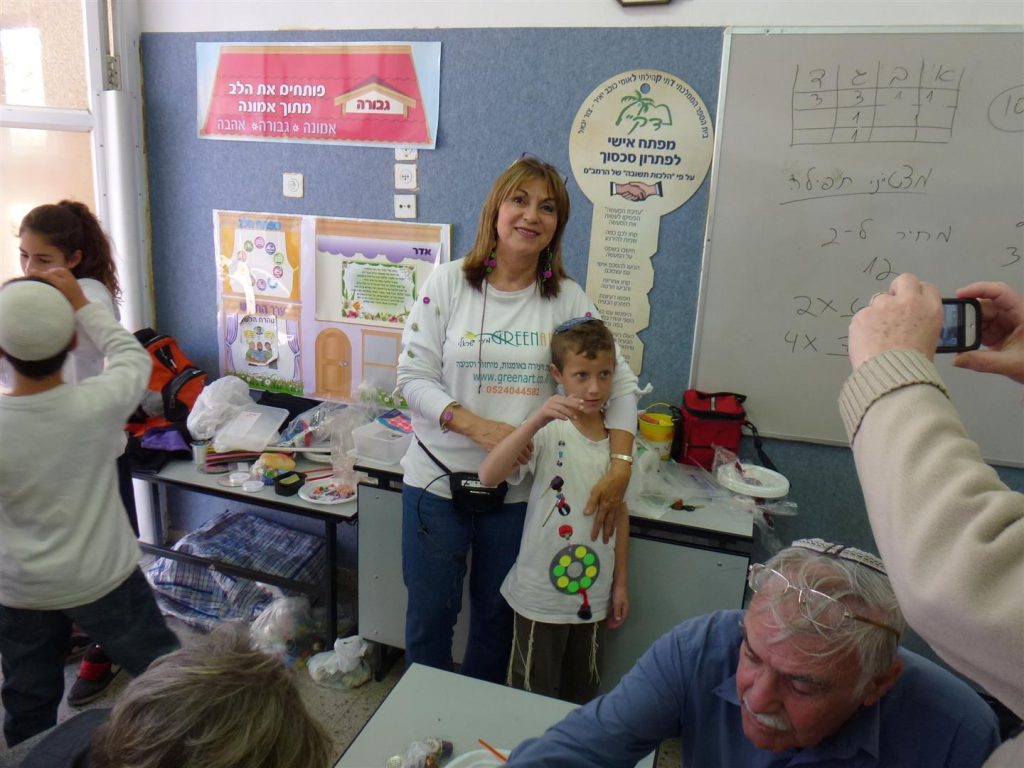 תלמיד גאה בפרי יצירתו עם סבא וסבתא