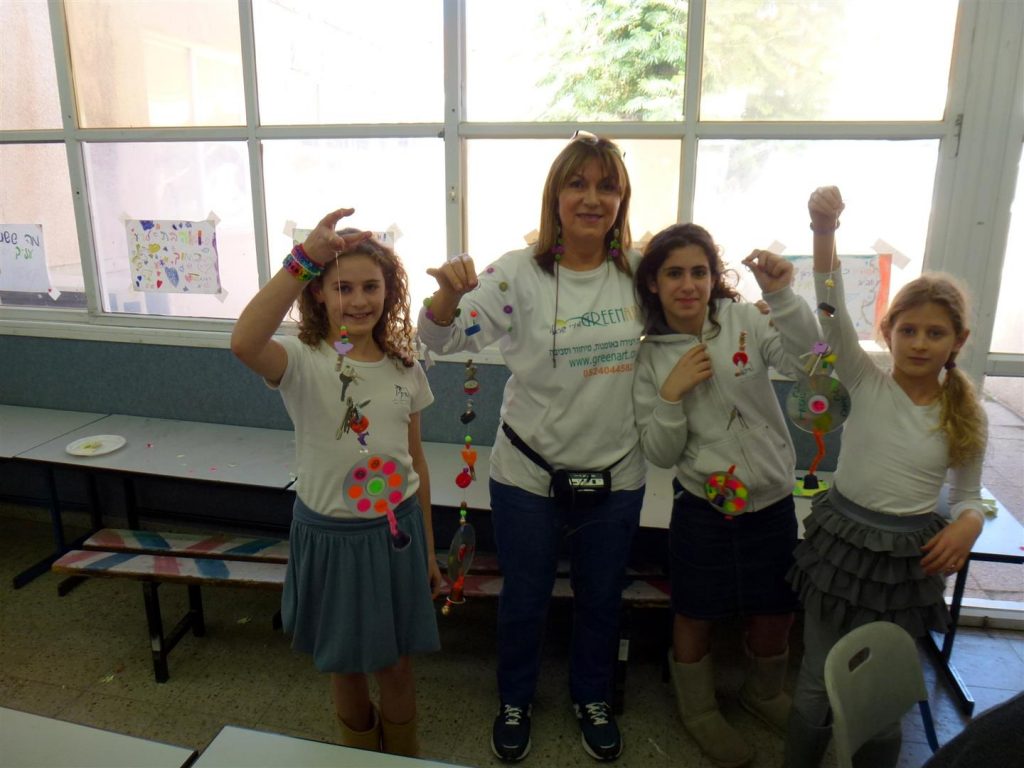 תלמידי דקל יוצרים עם סבא וסבתא מוביילים זוהרים