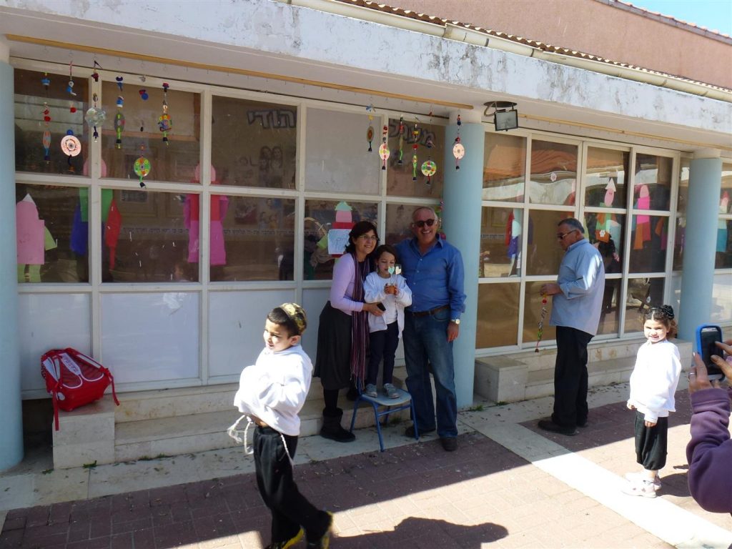 הפנינג בחצר בית הספר שהמשפחות תולות את המוביילים הזוהרים