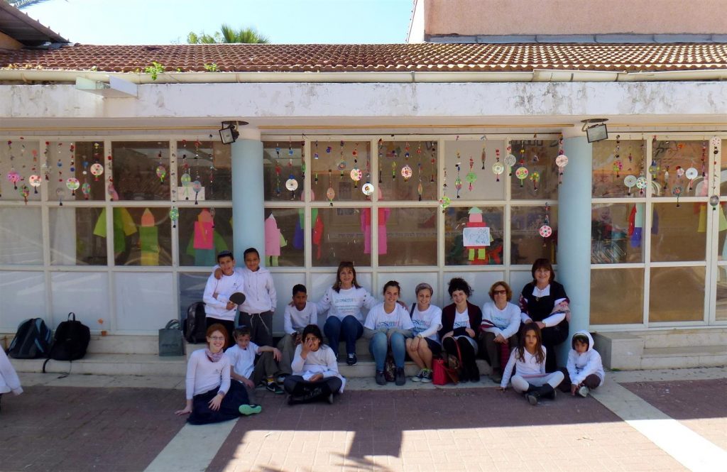 צוות ההדרכה עם מנהלת בית הספר בלהה ותלמידים