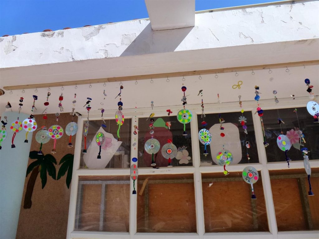 עיצוב סביבתי בחצר בית ספר דקל מחומרים ממוחזרים