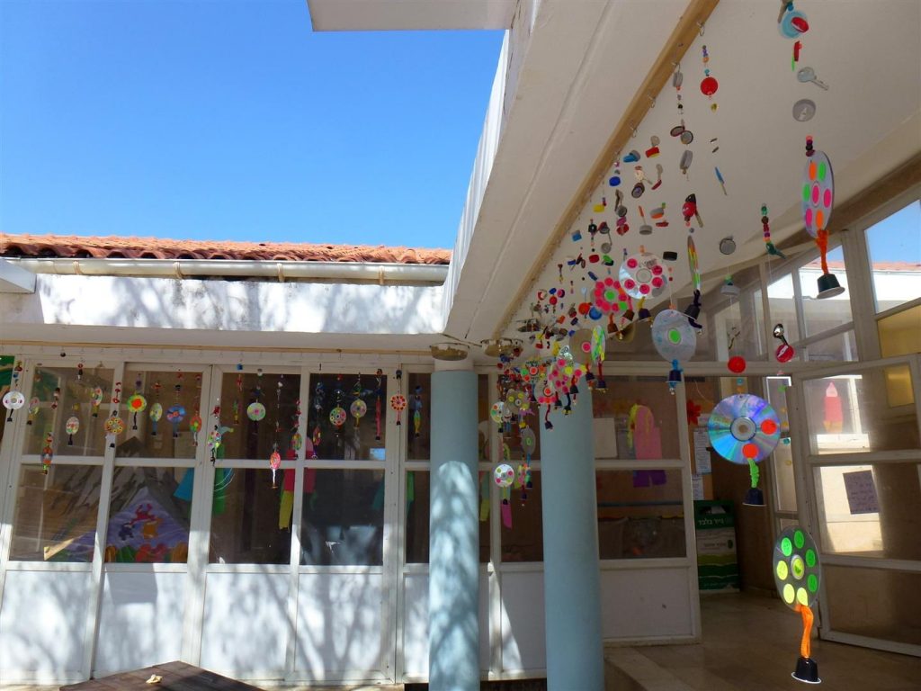 טיפוח חצר בית הספר דקל במוביילים יצירתיים מחומרים ממוחזרים
