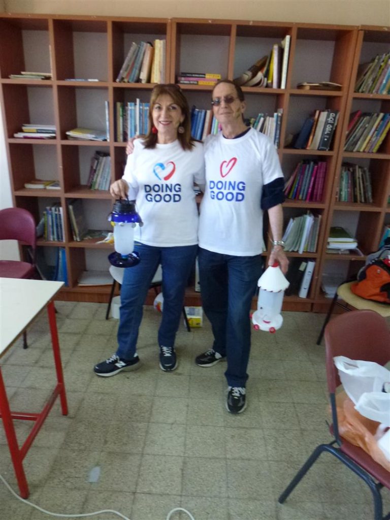 הזוג מירי ושרגא ישראלי המתנדבים מדי שנה לפעילות של יום המעשים הטובים