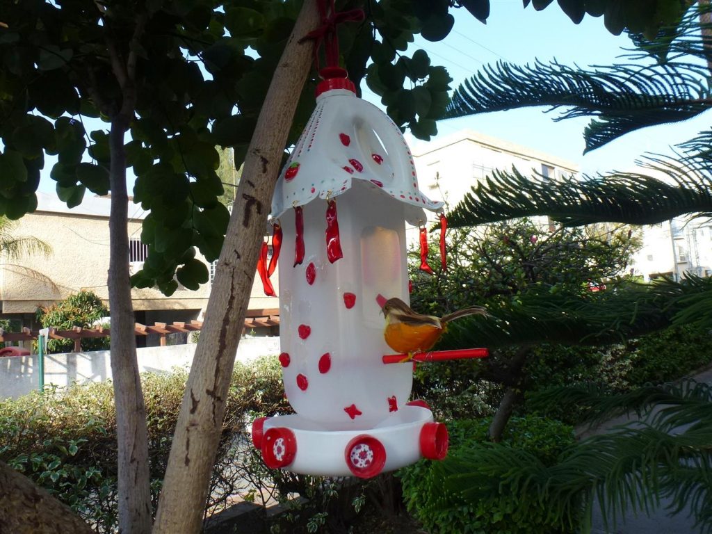 מתקני האכלה לציפורים מבקבוקי ומוצרי פלסטיק מתקני האכלה לציפורים מבקבוקי ומוצרי פלסטיק