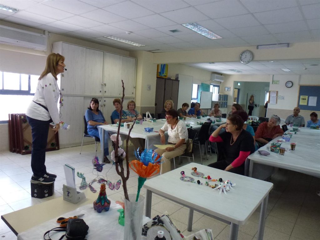הדגמה להכנת שרפרף חזק המעוצב מקרטוני חלב בשימוש חוזר הדגמה להכנת שרפרף חזק המעוצב מקרטוני חלב בשימוש חוזר