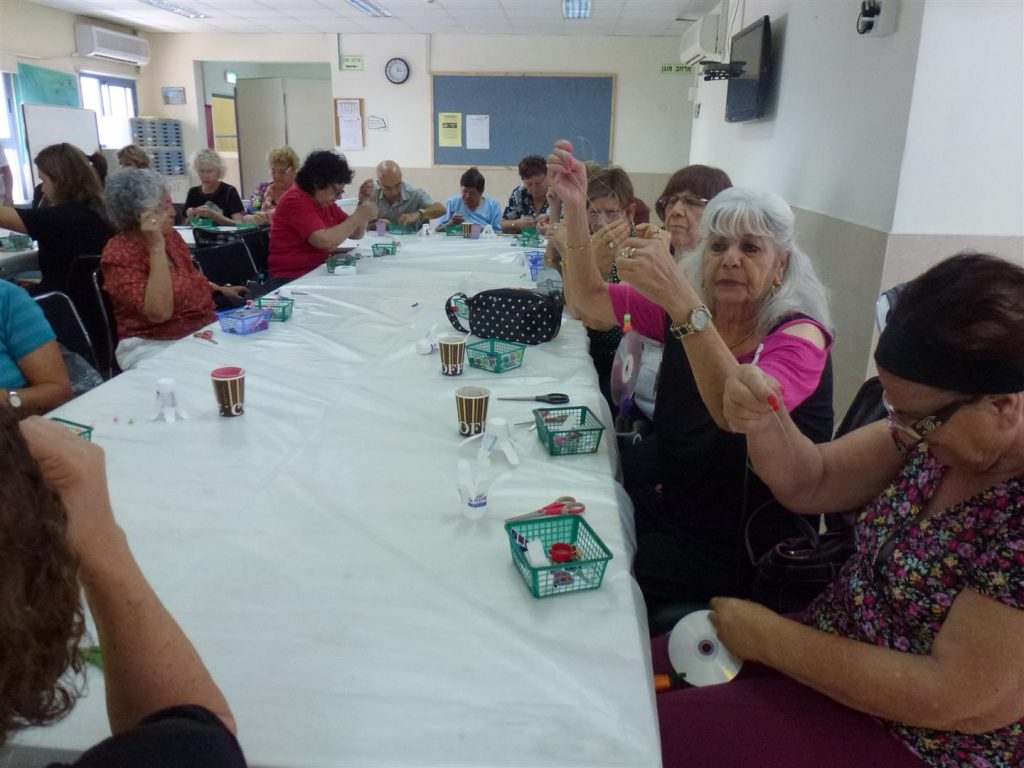 גימלאי פתח תקווה בסדנת יצירה ירוקה במתנס בן חור גימלאי פתח תקווה בסדנת יצירה ירוקה במתנס בן חור