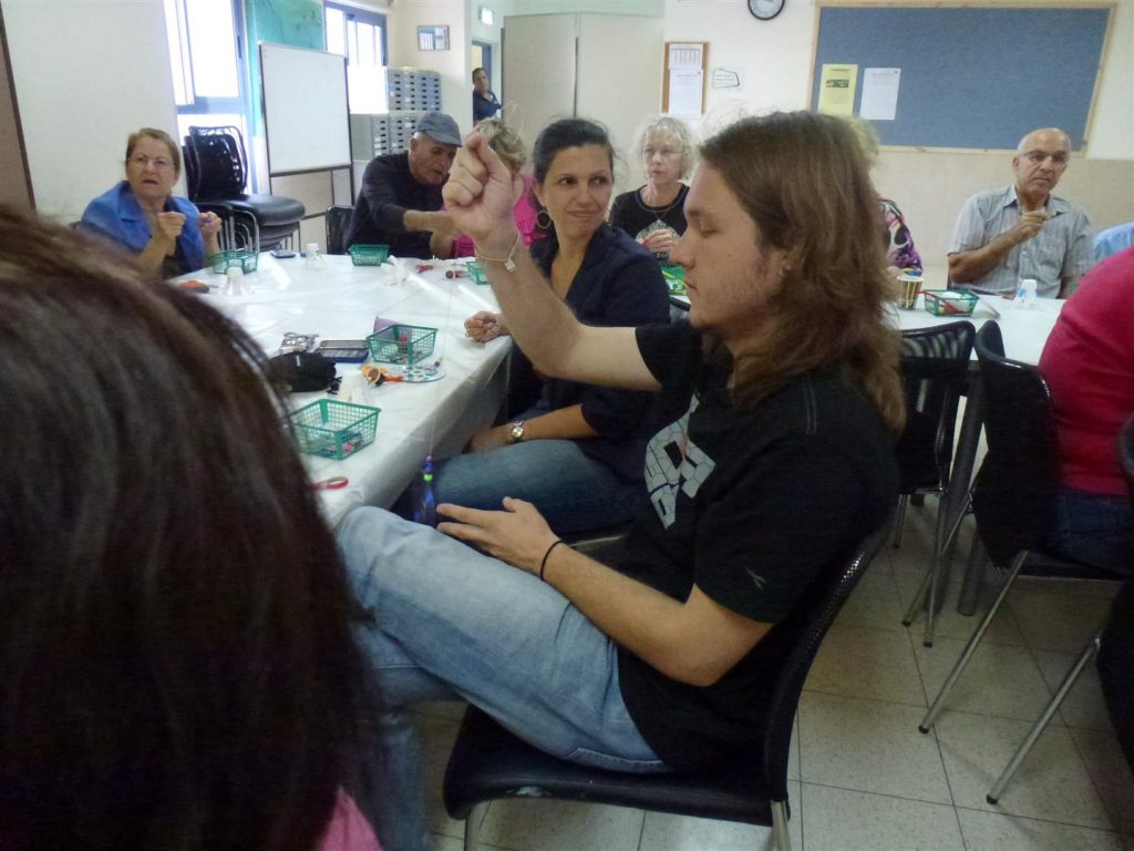 צוות החינוך הסביבתי בסדנת יצירה ירוקה לגיל השלישי צוות החינוך הסביבתי בסדנת יצירה ירוקה לגיל השלישי