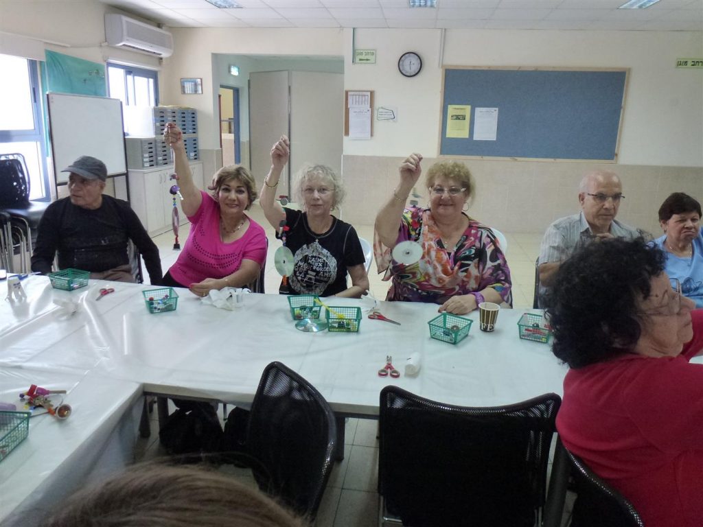 גימלאי פתח תקווה בסדנת יצירה ירוקה במתנס בן חור גימלאי פתח תקווה בסדנת יצירה ירוקה במתנס בן חור