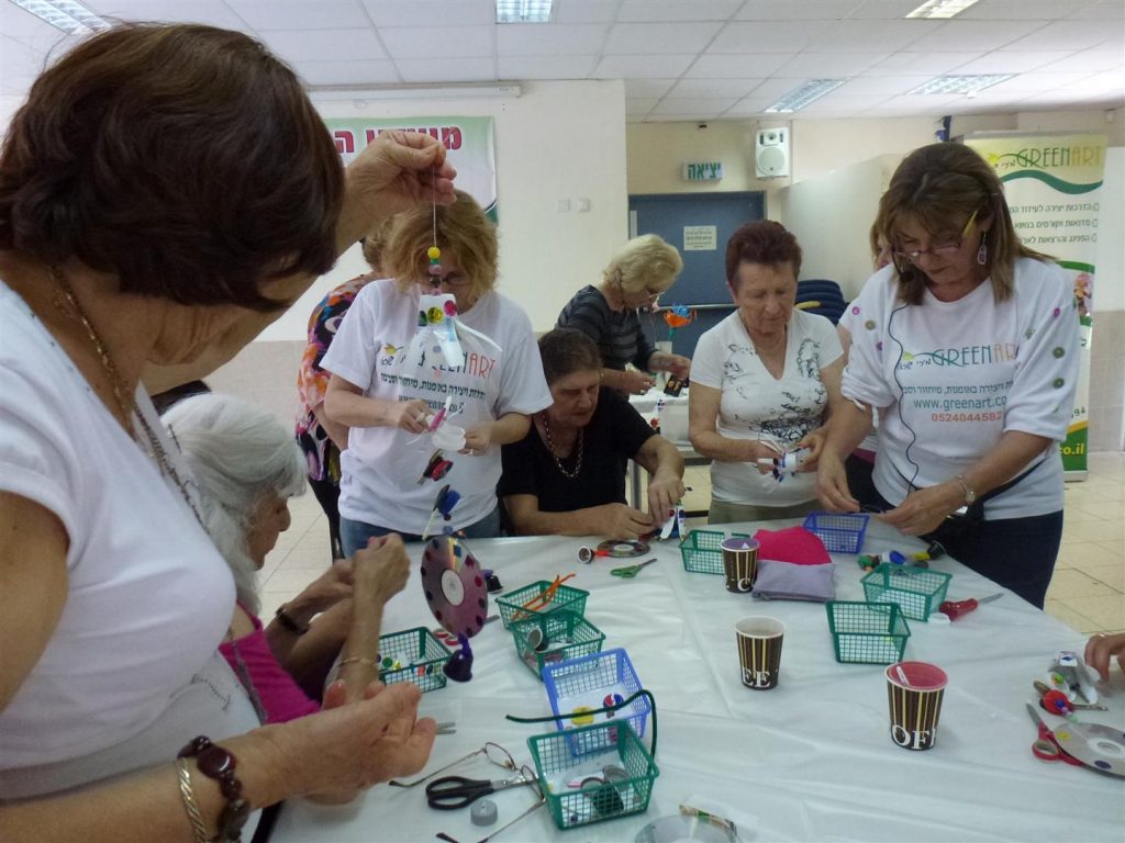 גימלאי פתח תקווה בסדנת יצירה ירוקה במתנס בן חור גימלאי פתח תקווה בסדנת יצירה ירוקה במתנס בן חור