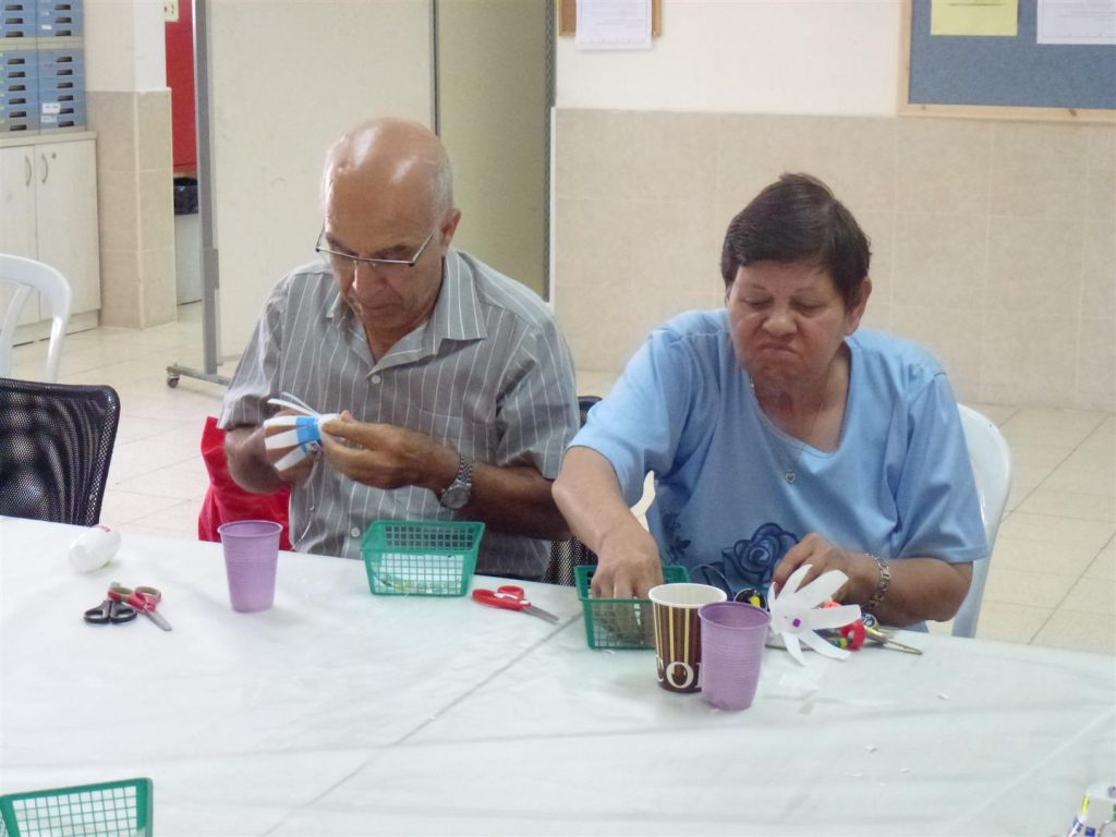 גימלאי פתח תקווה בסדנת יצירה ירוקה במתנס בן חור גימלאי פתח תקווה בסדנת יצירה ירוקה במתנס בן חור