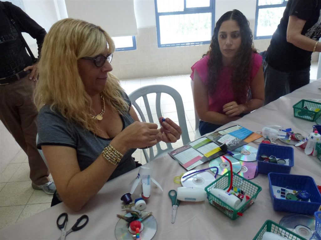 גימלאי פתח תקווה בסדנת יצירה ירוקה במתנס בן חור גימלאי פתח תקווה בסדנת יצירה ירוקה במתנס בן חור