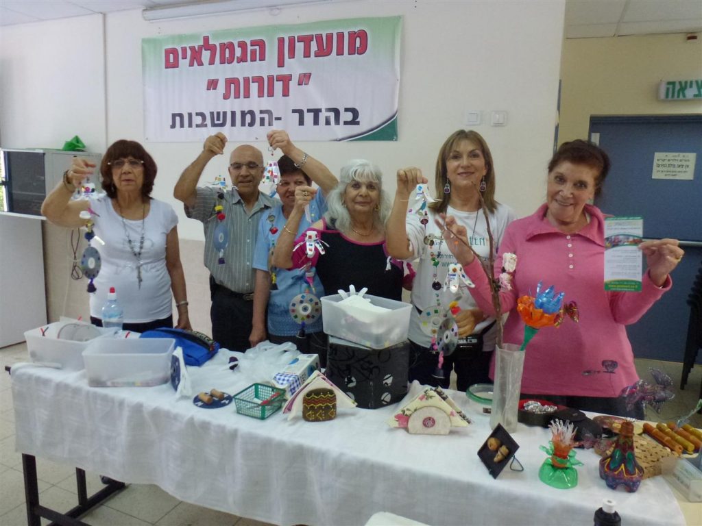 גימלאי פתח תקווה בסדנת יצירה ירוקה במתנס בן חור גימלאי פתח תקווה בסדנת יצירה ירוקה במתנס בן חור