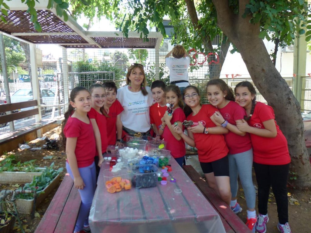 תלמידי כצנלסון נהנים מחדוות היצירה הירוקה
