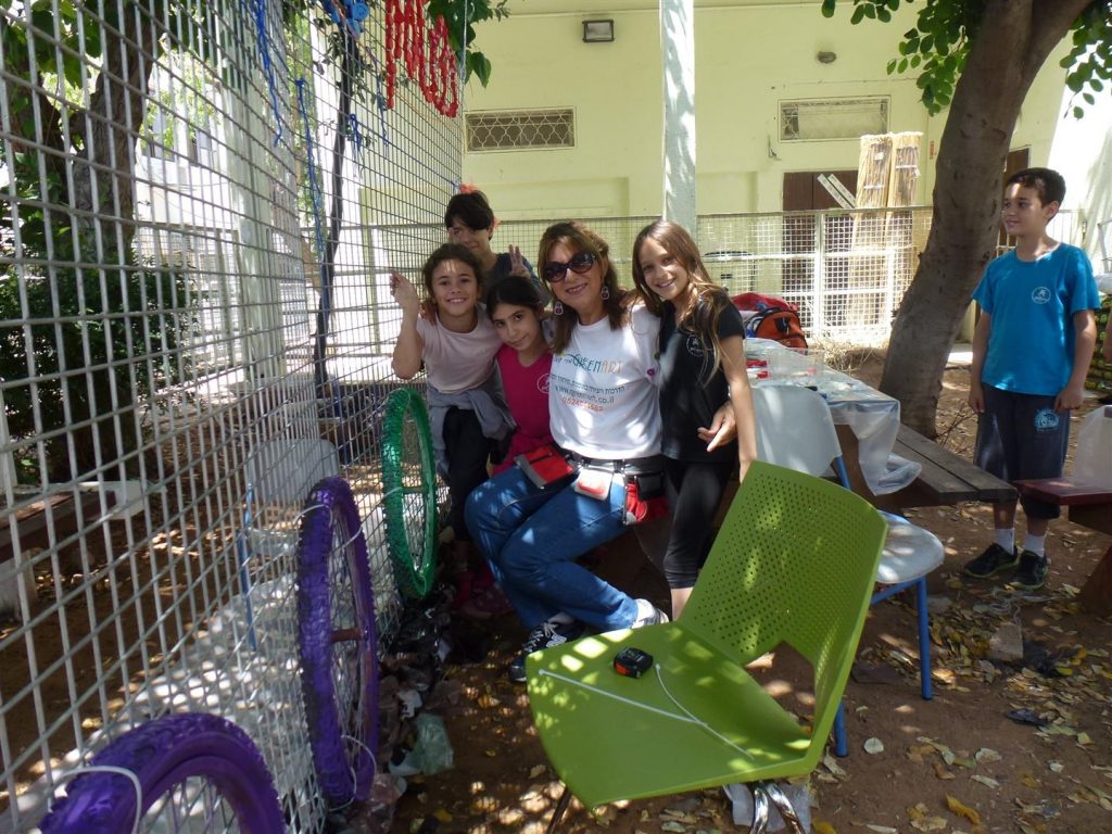  התלמידים נהנים מתהליך הפיסול הסביבתי