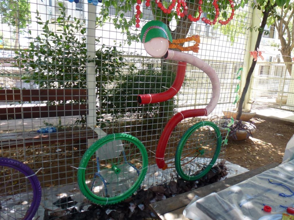 שלב הרכבת האלמנטים הצבועים לגדר רשת