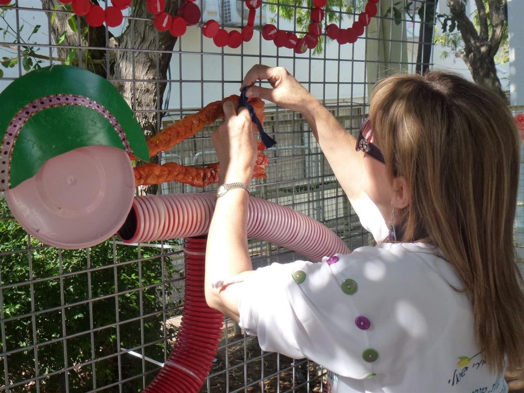 עיטור סרטים לצמות המתנופפות של הגינגית הרוכבת