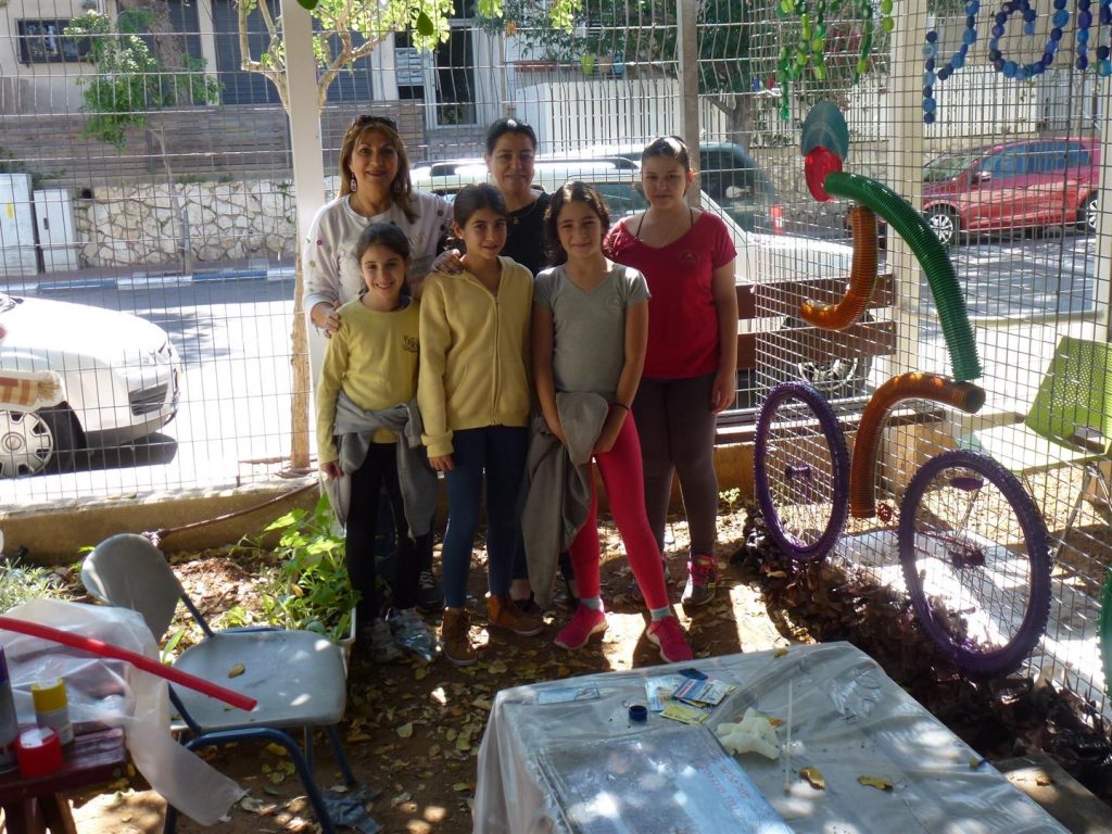 סיגל ותלמידי כצנסלון נהנהים מפרי יצירתם