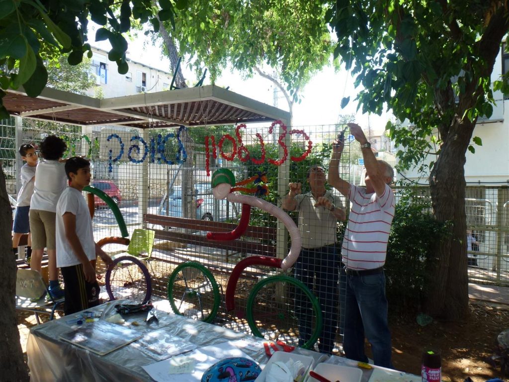 שלב ניתוק החבלים מהגדר להכנה לתזוזה לקיר המעבדה