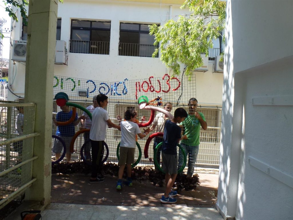 הובלת הגדר מהחצר לקיר המעבדה