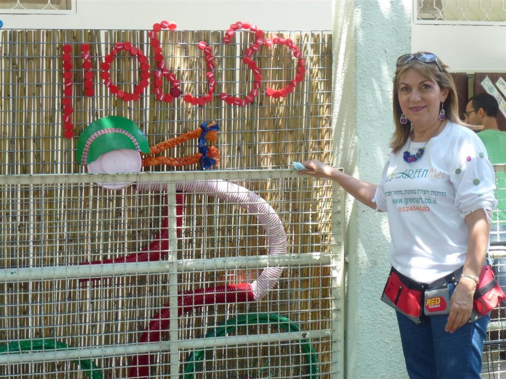 שלב ניקוי התוויות מעל הפקיים פלסטיק