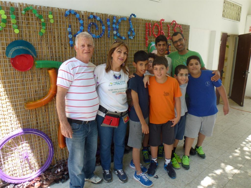 צוות אבות הבית של כצנלסון עם תלמידים שסייעו בפעילות