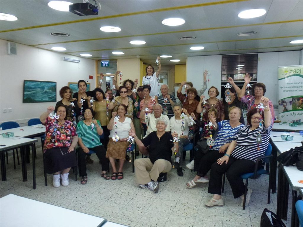 חברי הגיל השלישי של מטלון גאים בפרי יצירתם חברי הגיל השלישי של מטלון גאים בפרי יצירתם