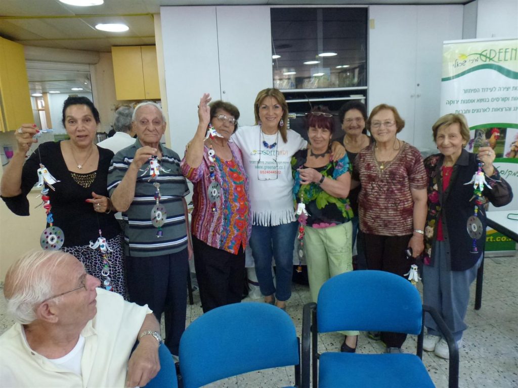 חברי הגיל השלישי של מטלון גאים בפרי יצירתם חברי הגיל השלישי של מטלון גאים בפרי יצירתם