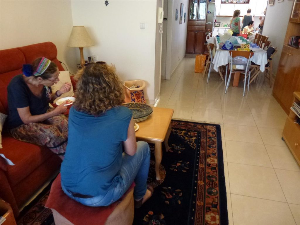 התחלת המפגש בארוחת בוקר מפנקת של חברות הפורום התחלת המפגש בארוחת בוקר מפנקת של חברות הפורום