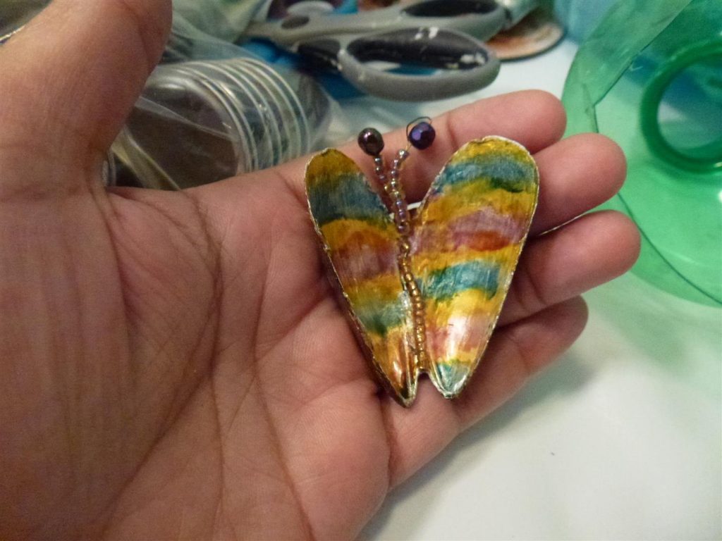 סיכה מעוצבת מצדפות בשימוש חוזר Ecological jewelery סיכה מעוצבת מצדפות בשימוש חוזר Ecological jewelery